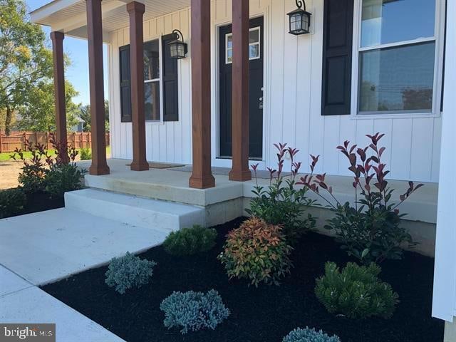 doorway to property with covered porch