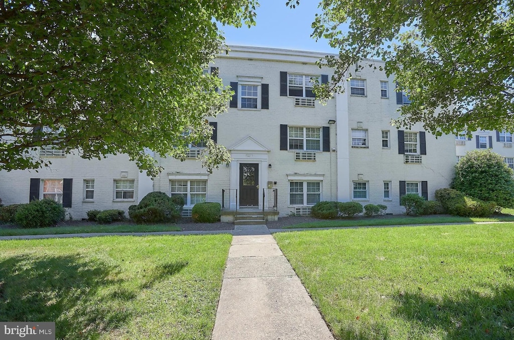 view of front of home with a front yard