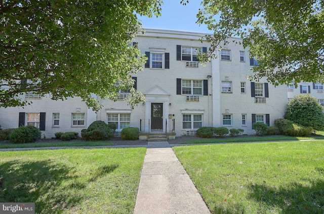 view of front of home with a front yard