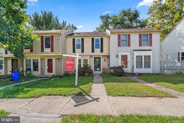 multi unit property featuring a front lawn