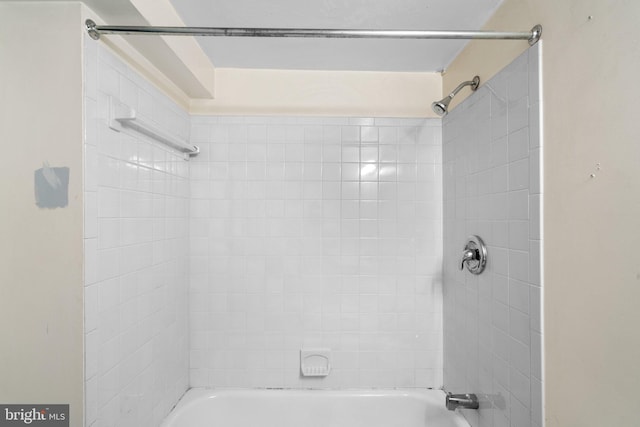 bathroom featuring tiled shower / bath combo