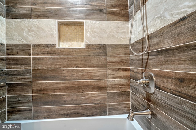 room details with tiled shower / bath