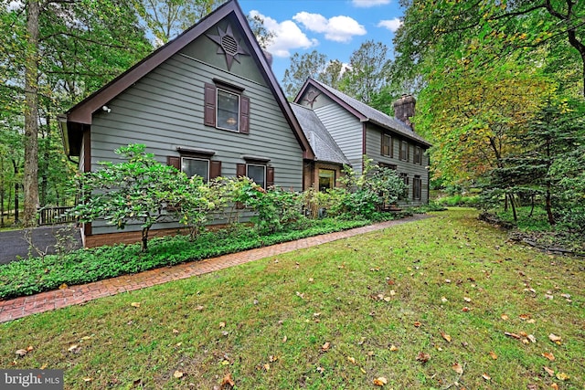 view of side of property featuring a yard