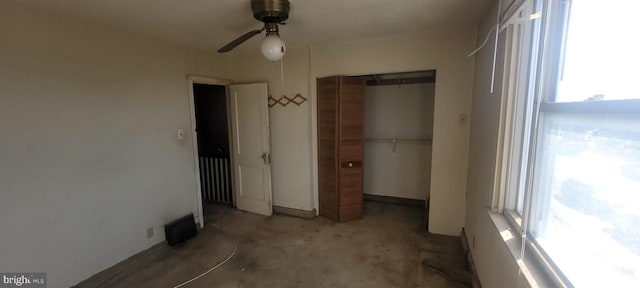 unfurnished bedroom featuring ceiling fan and a closet