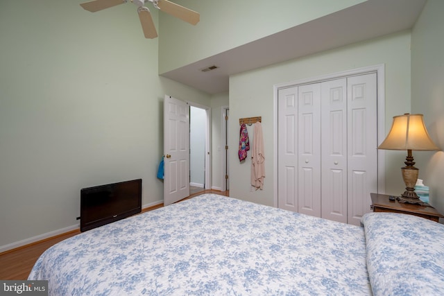 bedroom featuring hardwood / wood-style flooring, ceiling fan, and a closet