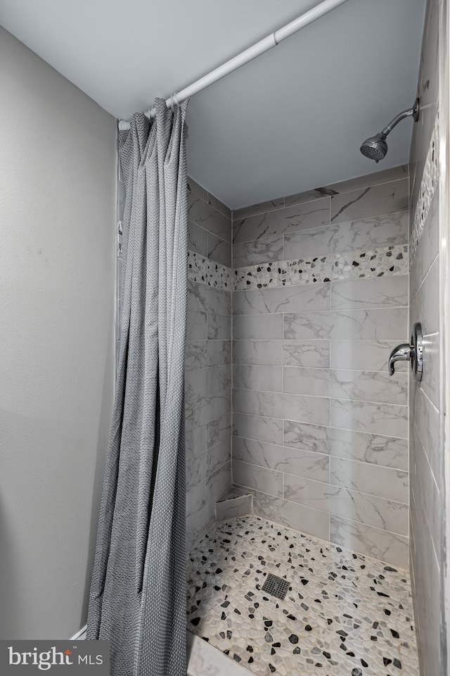 bathroom featuring curtained shower