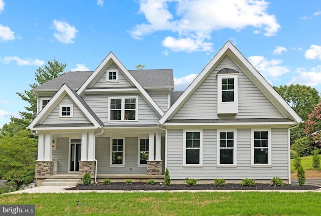 craftsman-style house featuring a front lawn and covered porch