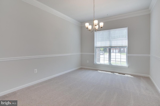 spare room with ornamental molding, carpet flooring, and a notable chandelier