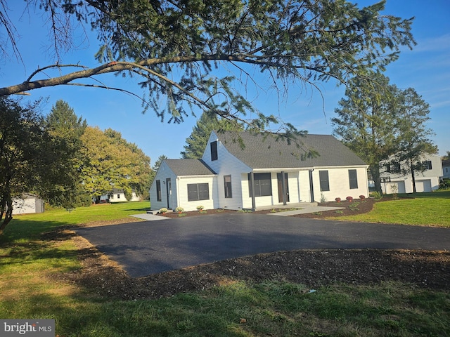 view of front facade featuring a front lawn