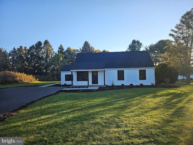 view of front of property featuring a front yard