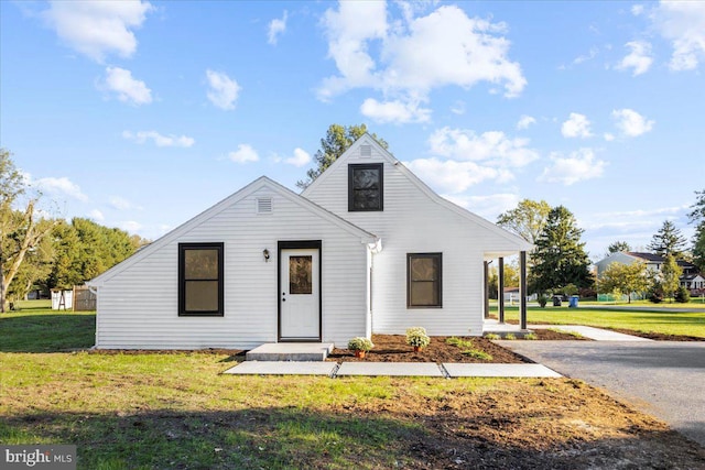 modern farmhouse style home featuring a front lawn