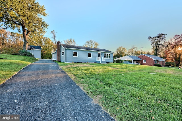 view of front of property featuring a front yard and an outdoor structure