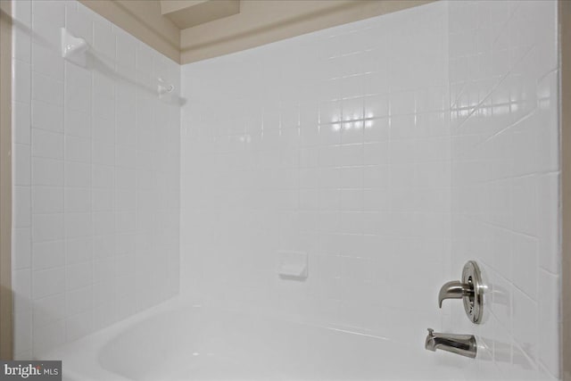 bathroom featuring tiled shower / bath combo