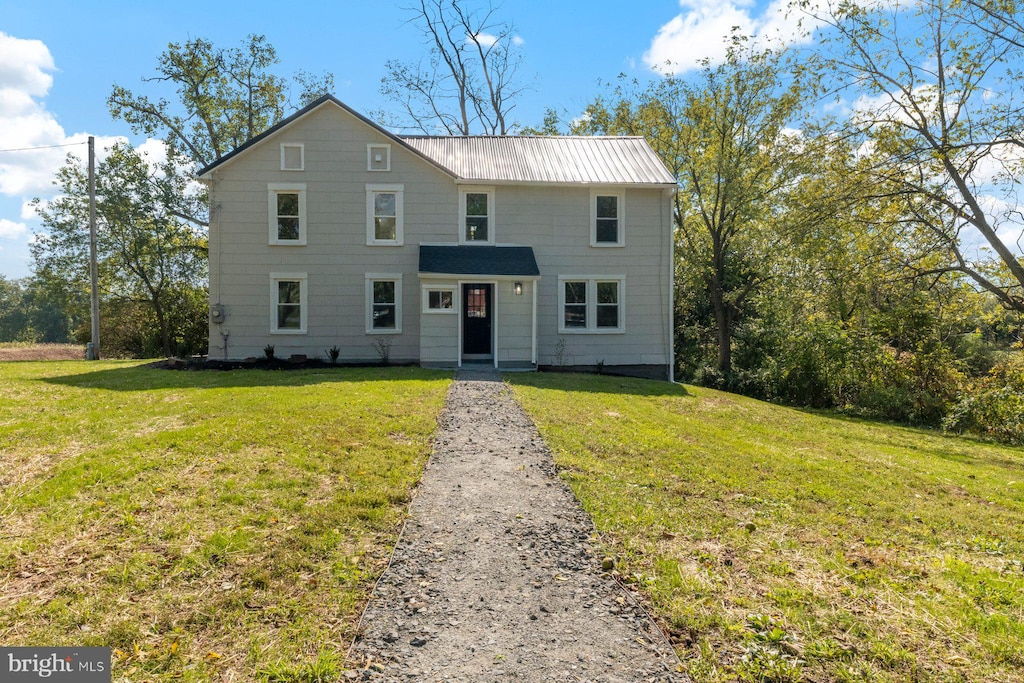 view of front of property featuring a front lawn