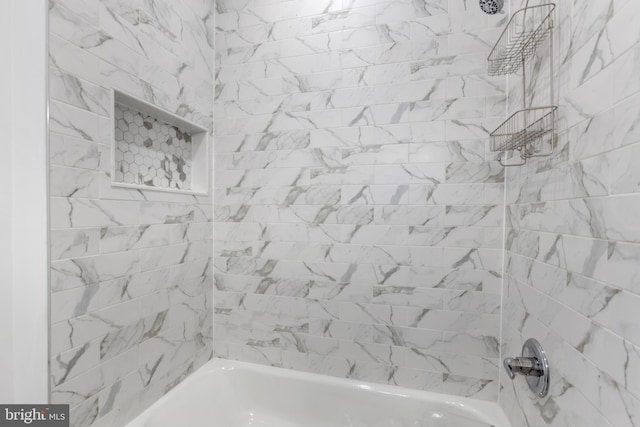 bathroom with tiled shower / bath combo