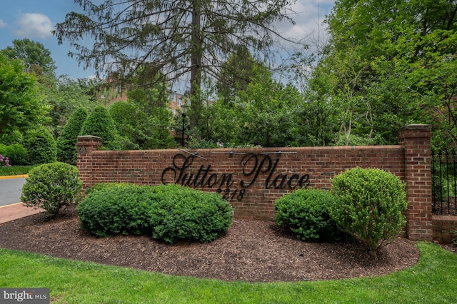 view of community / neighborhood sign