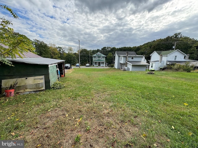 view of yard with an outdoor structure