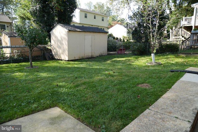 view of yard featuring a shed