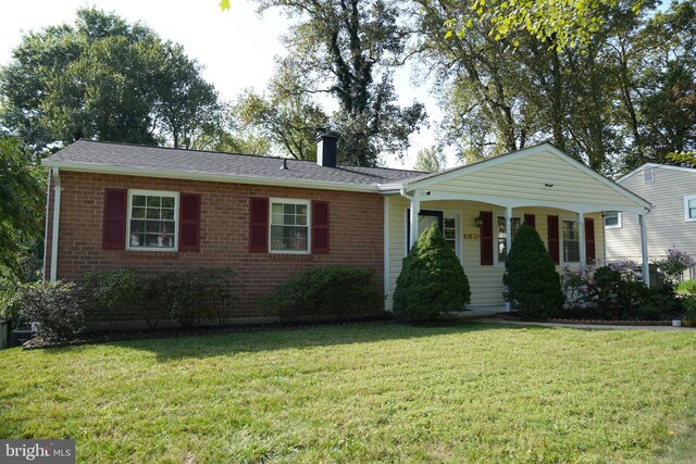 single story home with a front yard