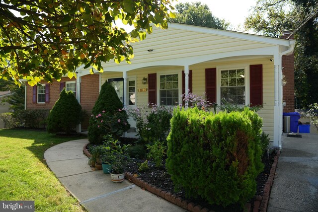 view of front facade with a porch and a front lawn