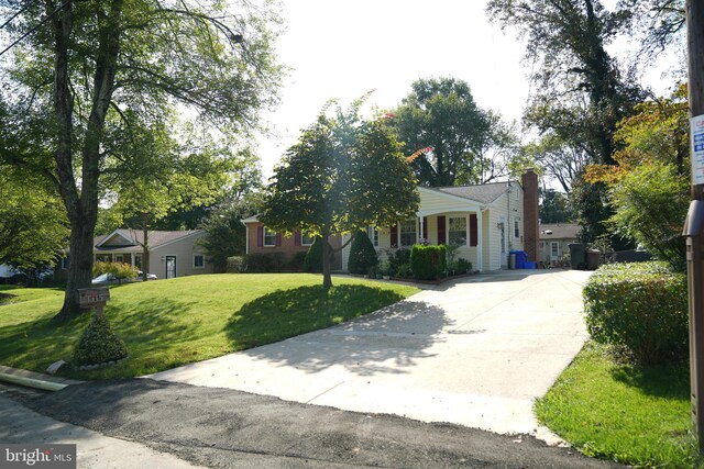 view of front of home featuring a front yard