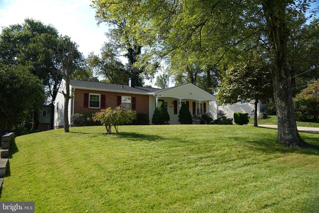 ranch-style home featuring a front lawn