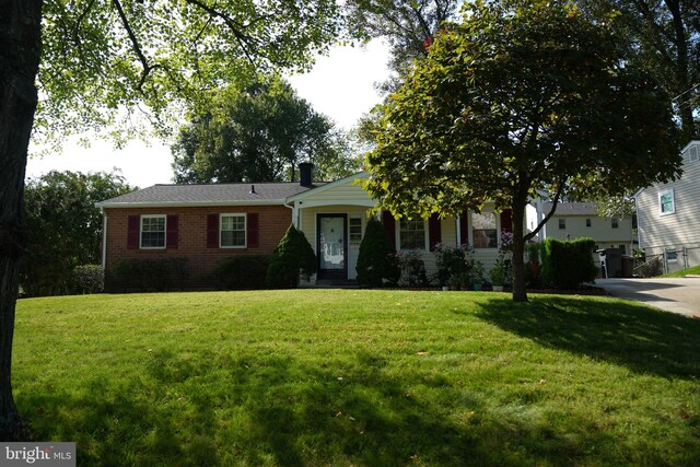 view of front of home featuring a front yard