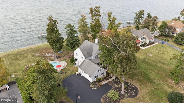 bird's eye view with a water view