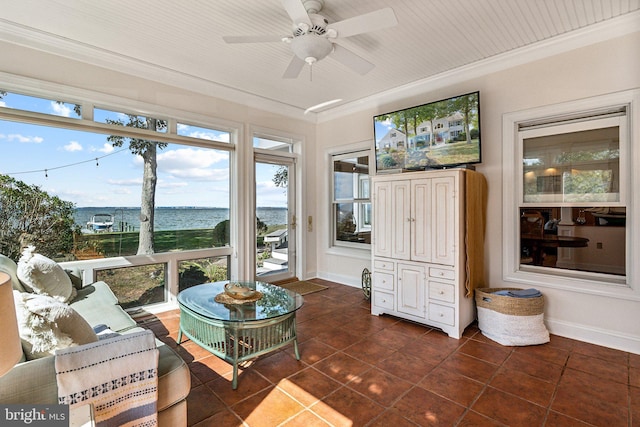 sunroom with ceiling fan