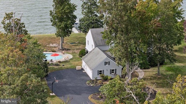 bird's eye view with a water view