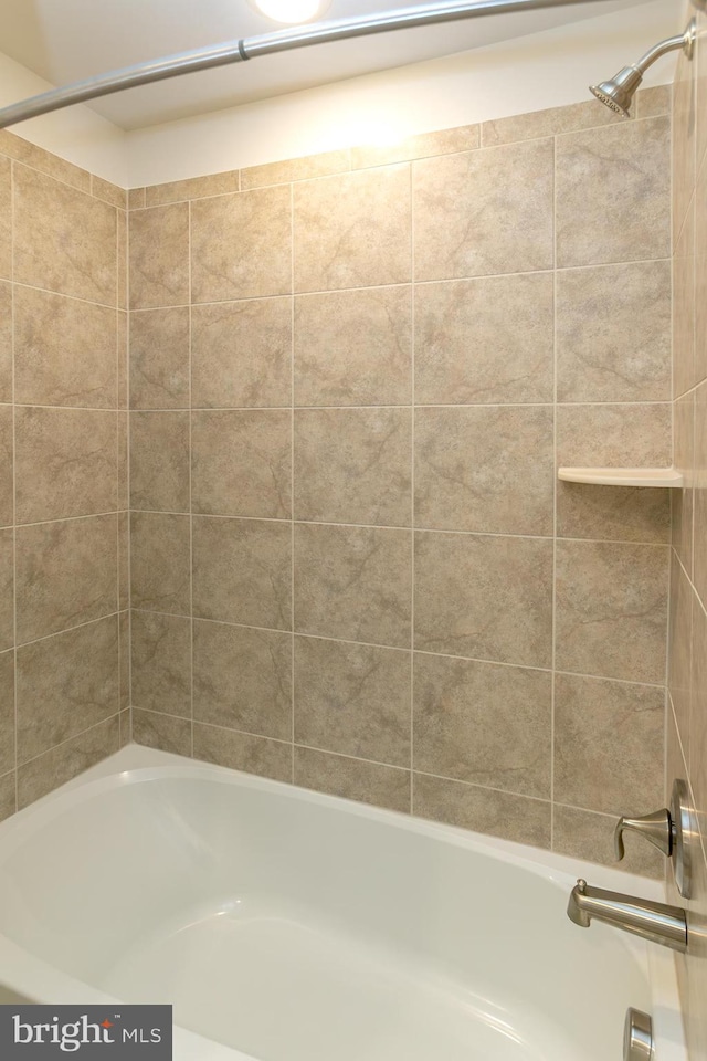 bathroom featuring tiled shower / bath combo