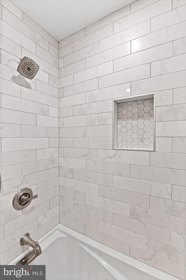 bathroom featuring tiled shower / bath combo