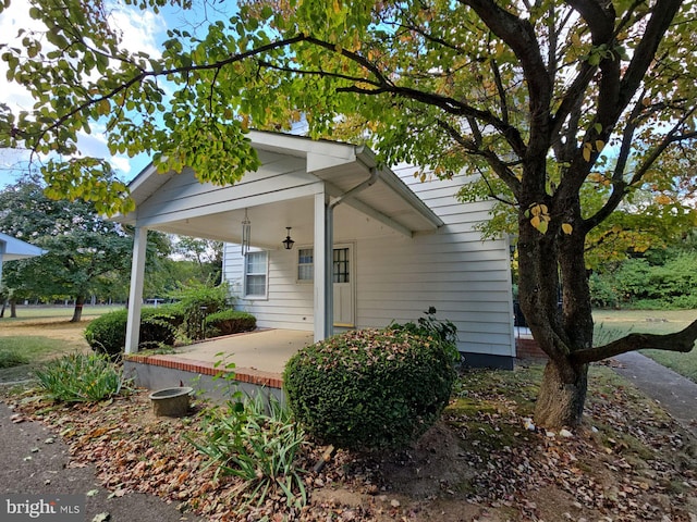 exterior space with ceiling fan