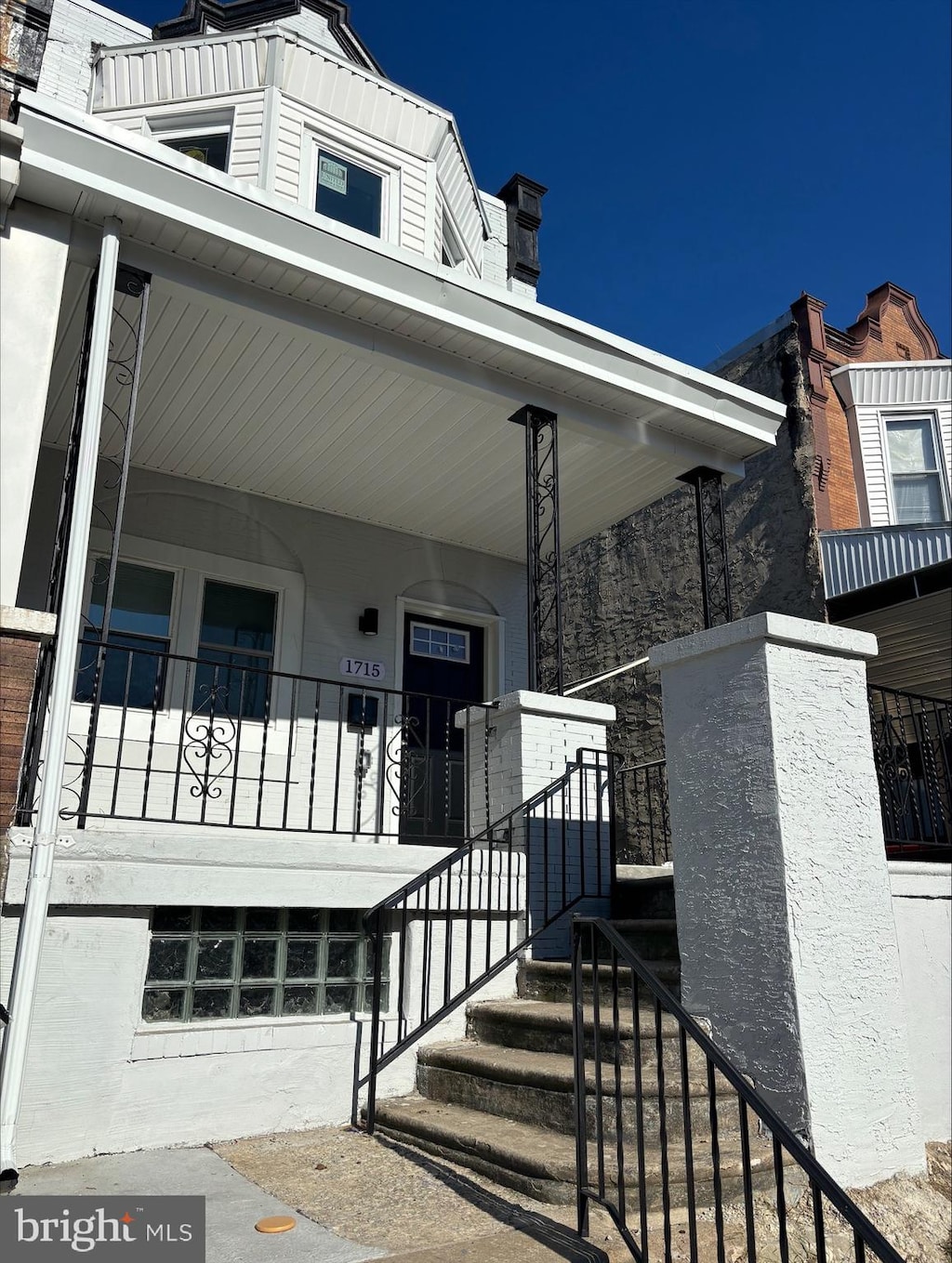 doorway to property with covered porch