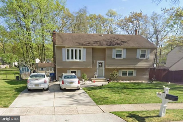 bi-level home featuring a front lawn