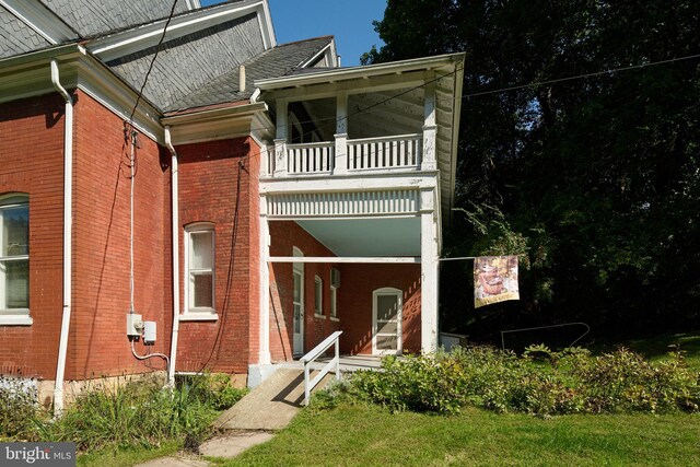 view of front of home with a balcony