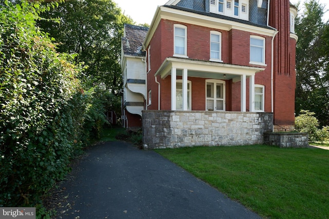 view of front of property featuring a front yard