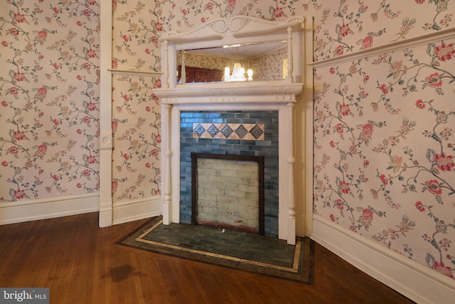 interior details with hardwood / wood-style floors