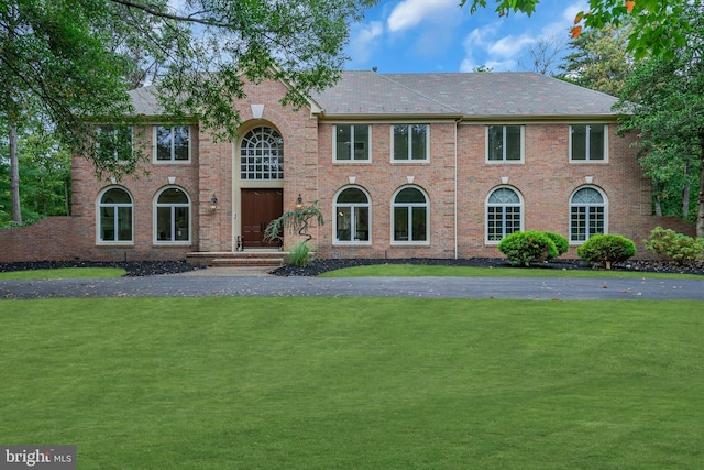 view of front of home featuring a front yard