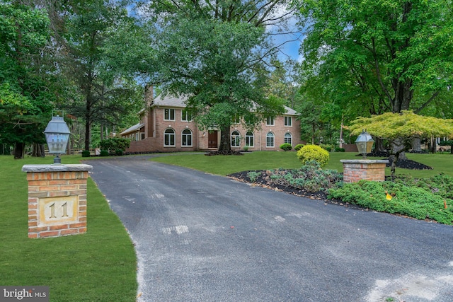 view of front of house featuring a front lawn