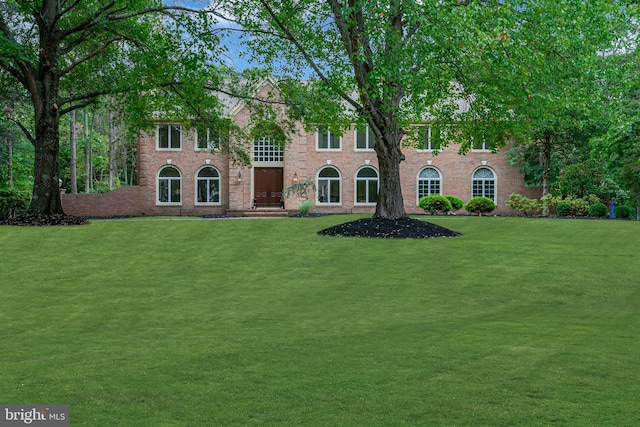 view of front of house featuring a front yard