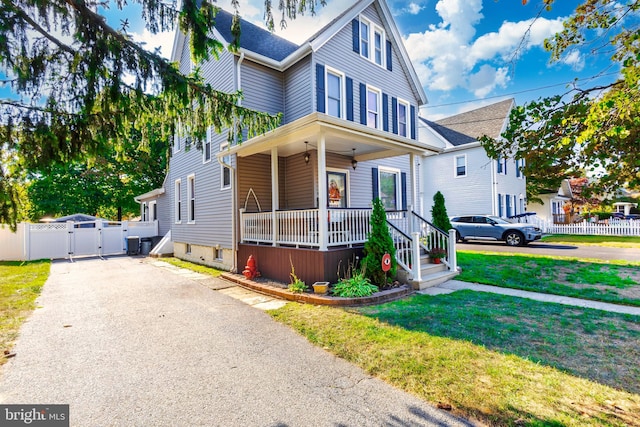 view of front of house featuring a front lawn and covered porch