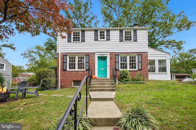 view of front facade featuring a front yard