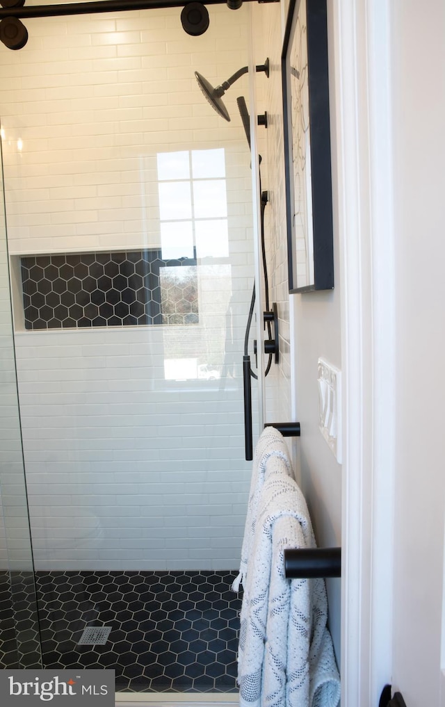 bathroom featuring tiled shower