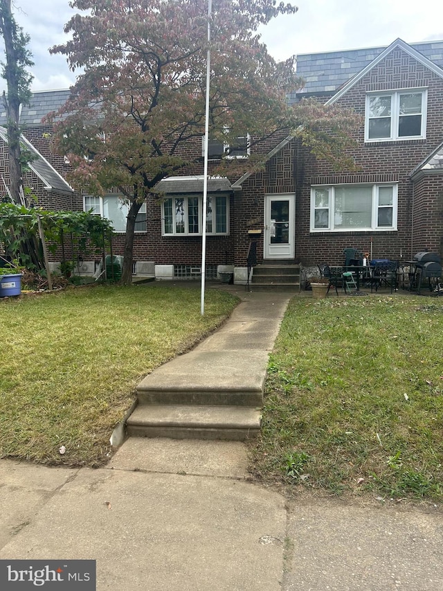 view of front of house with a front lawn