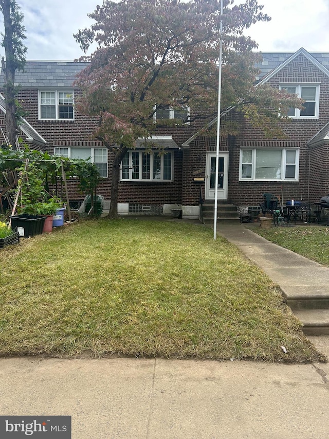 view of front of house with a front lawn