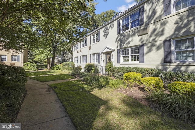 view of front facade with a front lawn