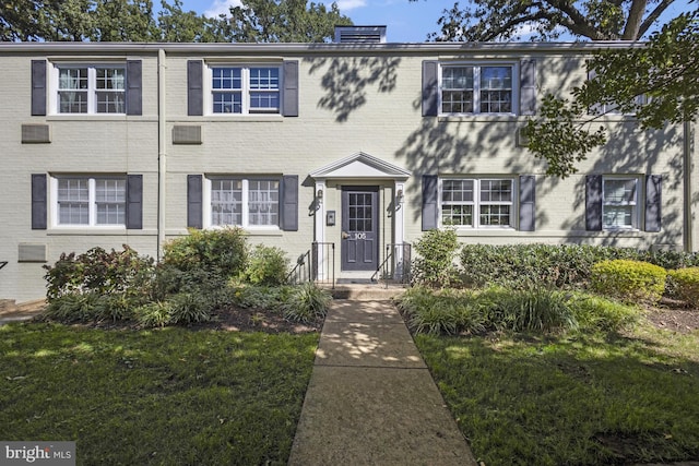 view of front of house featuring a front yard