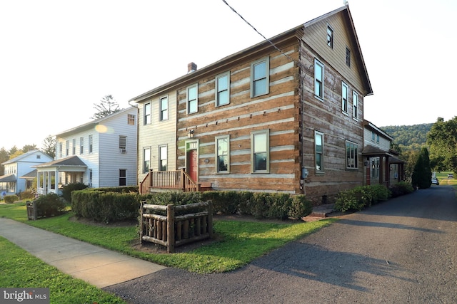 view of front of property with a front lawn