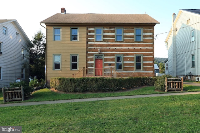 view of front facade with a front lawn